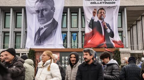 Protestujący w Turcji zebrali się pod sądem, który następnie wydał nakaz aresztowania burmistrza Stambułu Ekrema Imamoglu