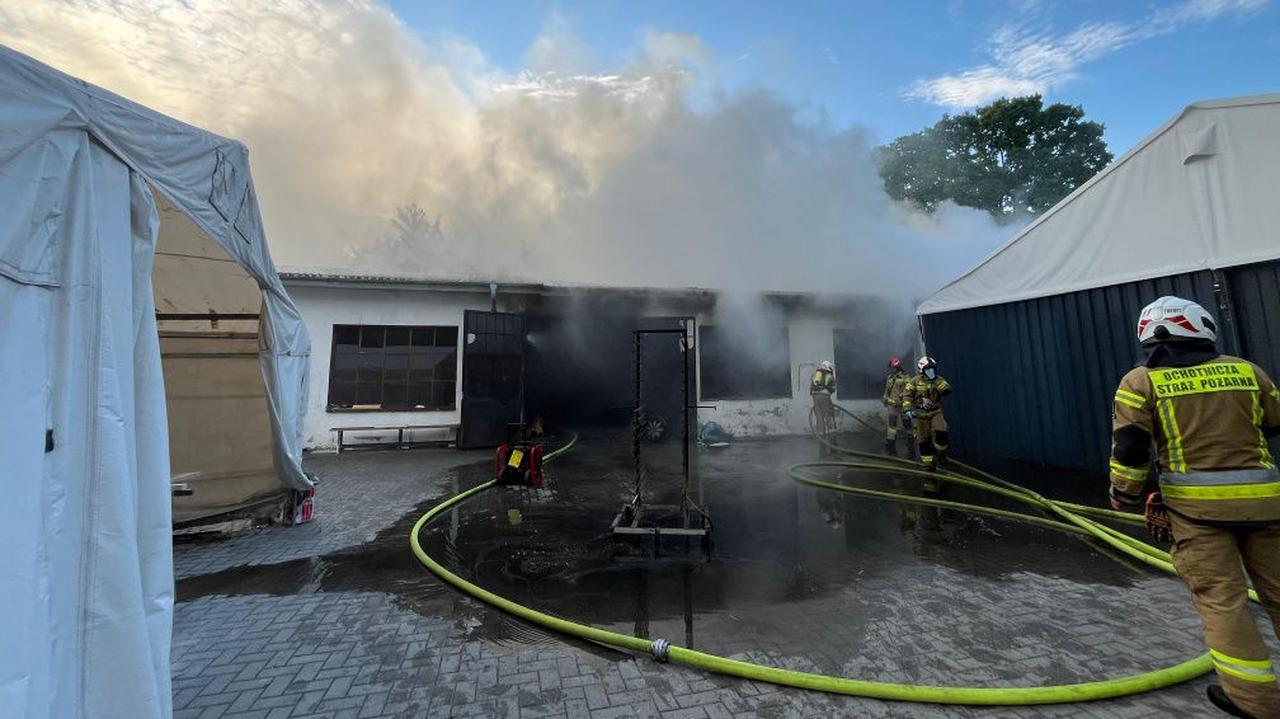 Pożar w fabryce mebli. Strażacy bronią sąsiednich budynków