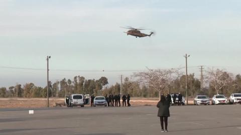 Izraelskie wojskowe helikoptery lądują w pobliżu Strefy Gazy niedługo przed planowaną wymianą zakładników z Hamasem