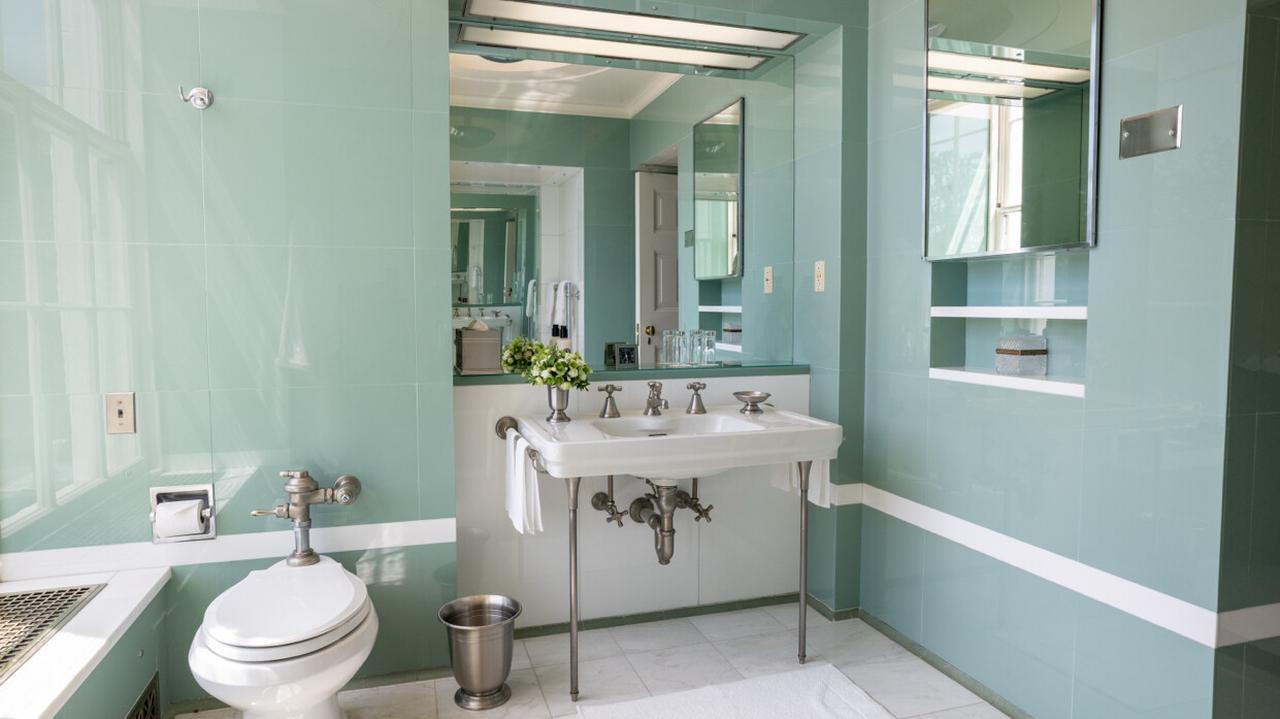 Donald Trump boasted about the renovation of the bathroom in the White House. A immense  change