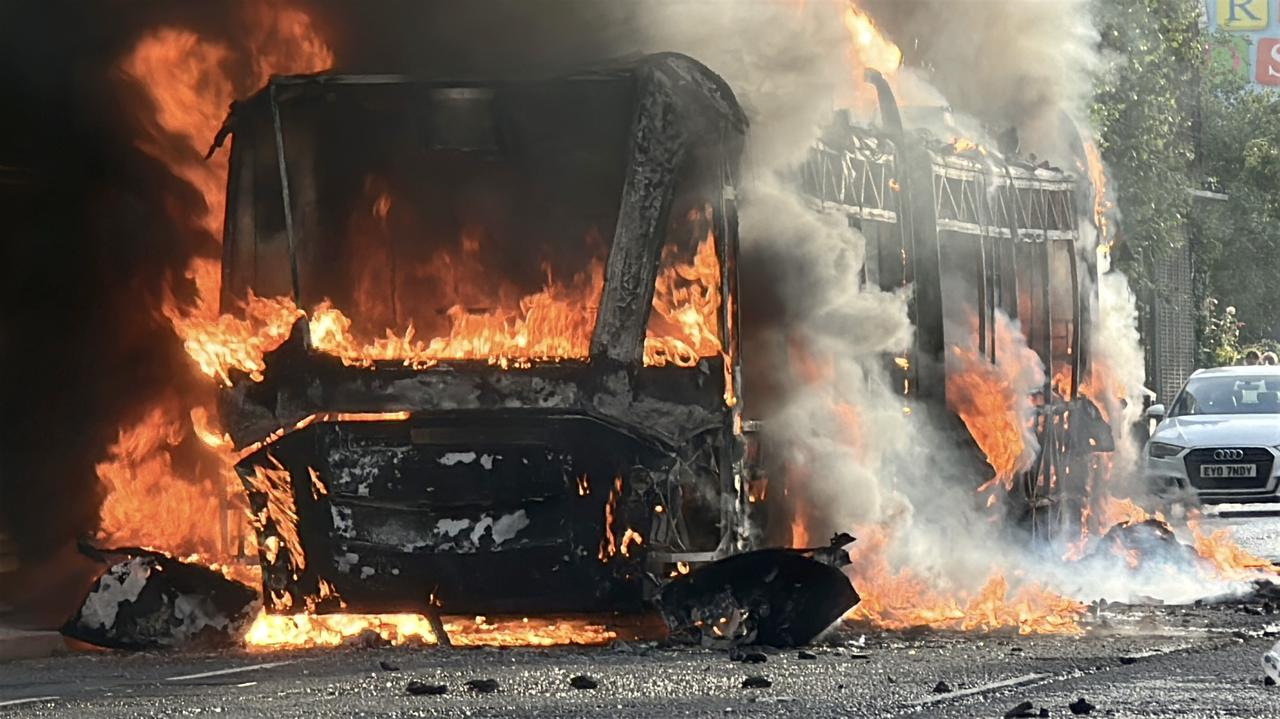 Zamieszki w Belfaście po brutalnym ataku. Demonstranci podpalili autobus