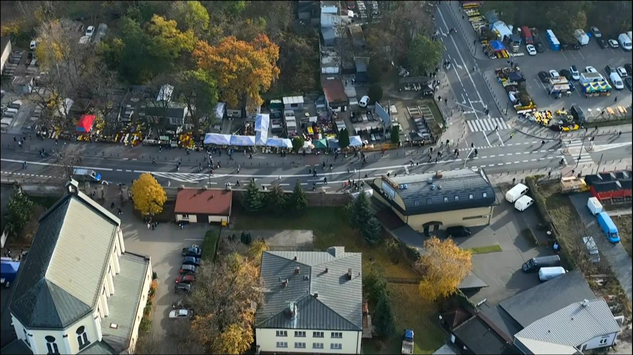 Od rana ruch na warszawskich cmentarzach 