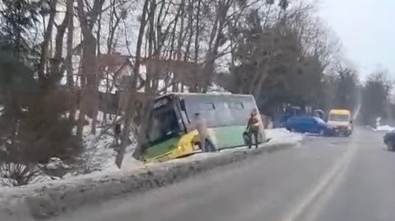 Autobus miejski w rowie, są poszkodowani