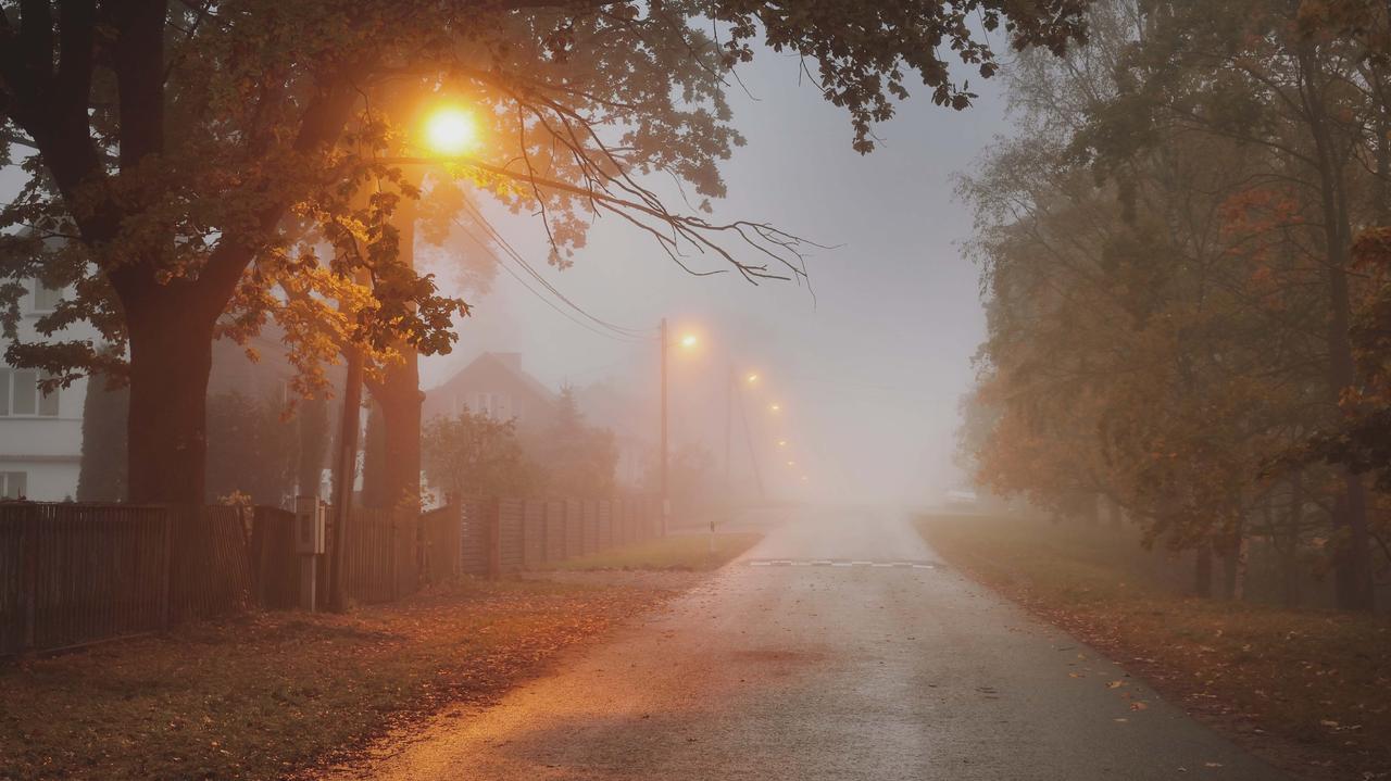 Ostrzeżenia IMGW przed gęstą mgłą. Kierowcy, uważajcie
