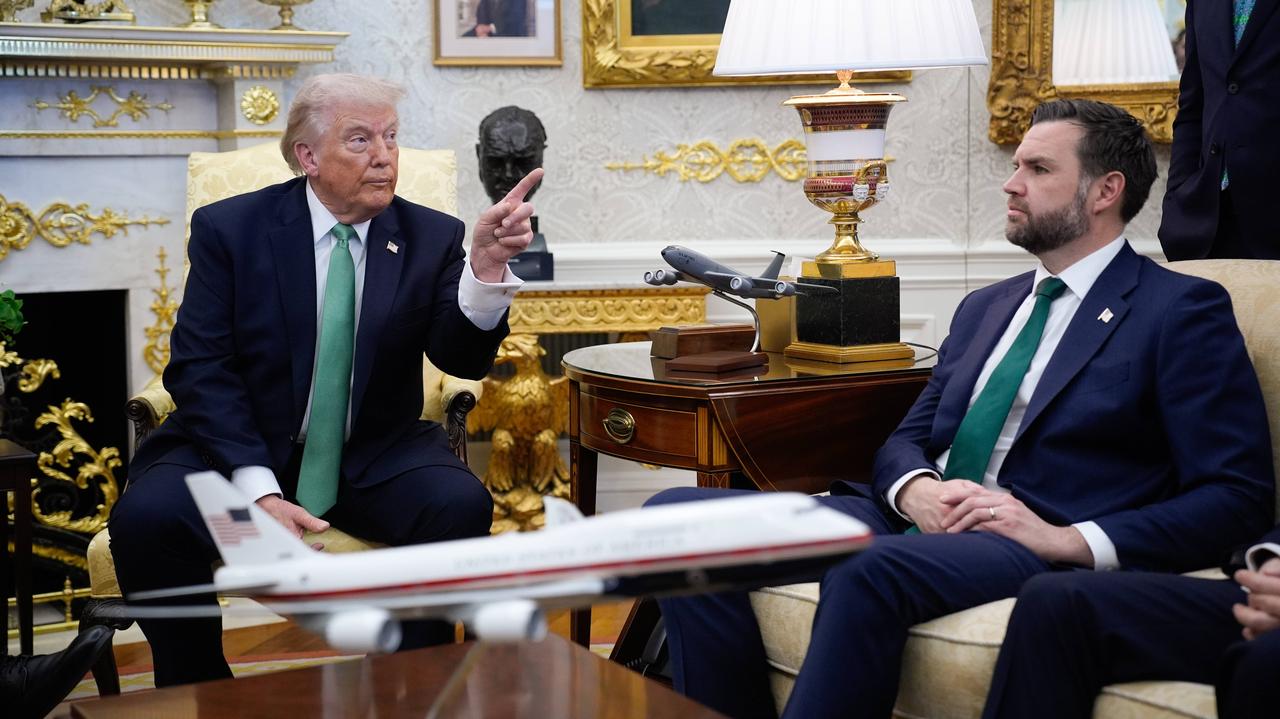 Vance jak "smutny błazen dworski". "Znika wtedy, gdy dzieją się rzeczy ważne"