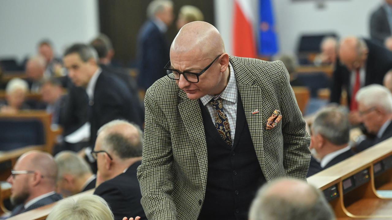 Inwigilator mówił o donoszeniu w Senacie. Teraz przeprasza i wysyła kwiaty