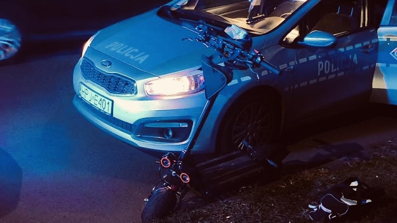 Uciekał przed policją na hulajnodze, uderzył w radiowóz. Słono zapłaci