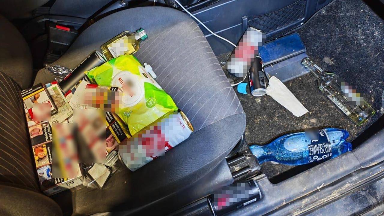 Pijany jechał autostradą. W aucie miał puszki i butelki po alkoholu