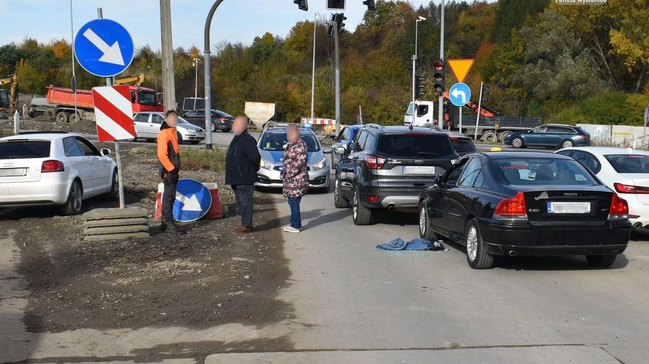 Świadkowie powstrzymali sprawcę kolizji. Spodnie miał w rękach, narkotyki w aucie