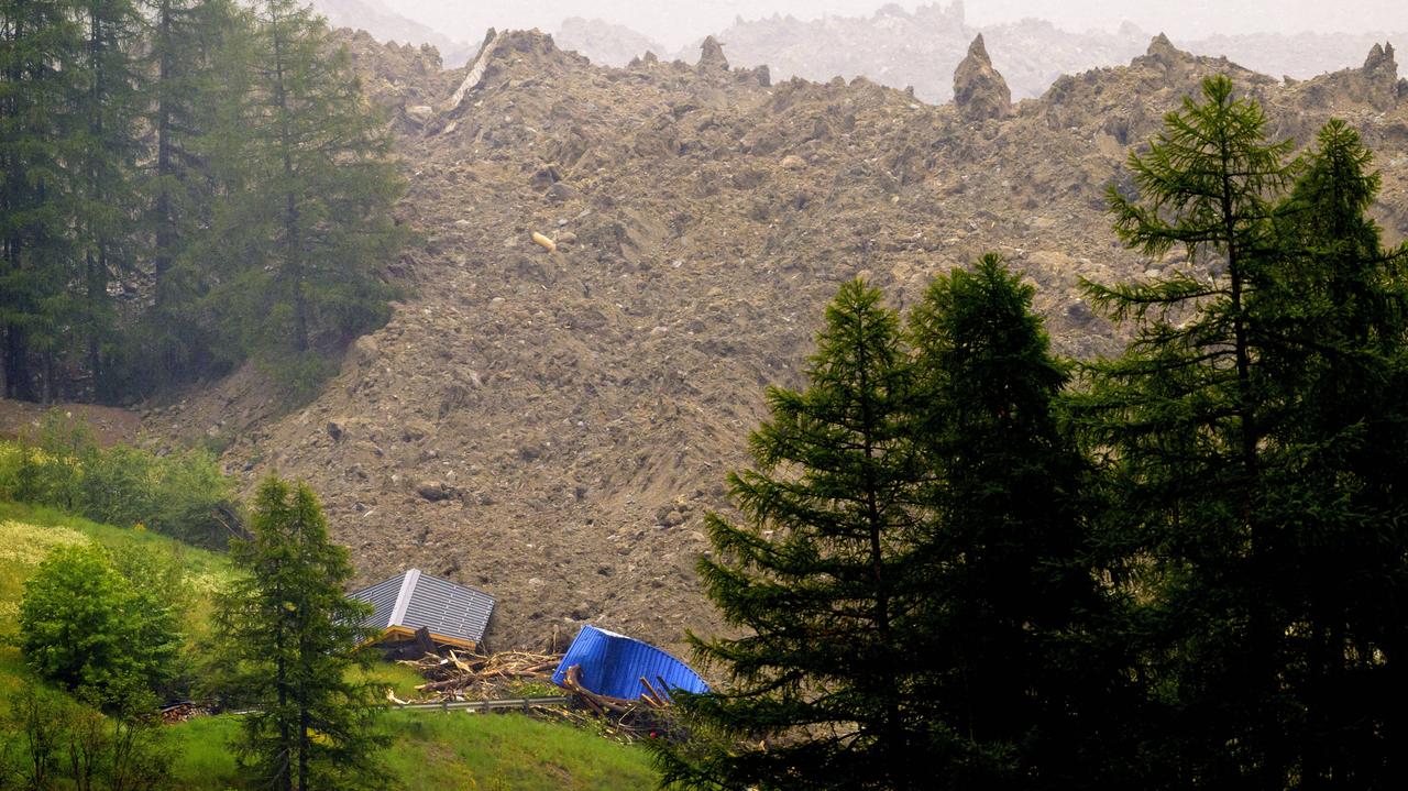 Ogromna masa skał i lodu pogrzebała alpejską wioskę. "To kompletna katastrofa"