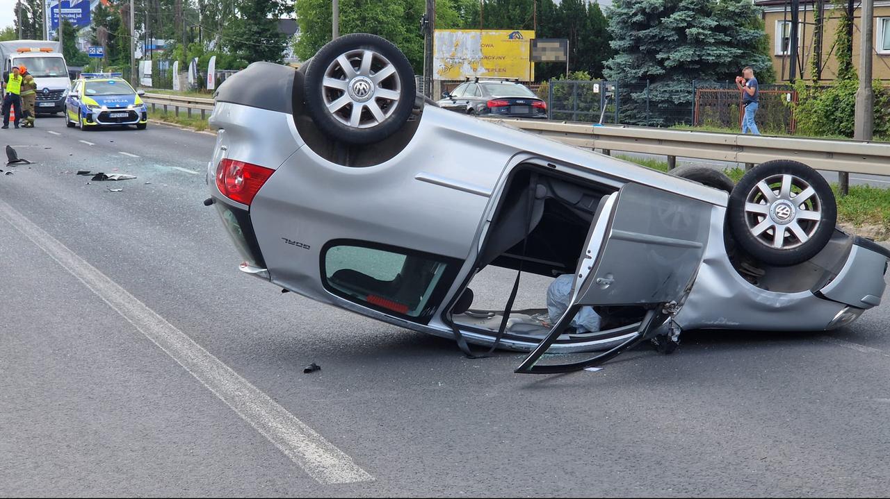 Samochód dachował po zderzeniu. Wśród rannych jest dziecko 