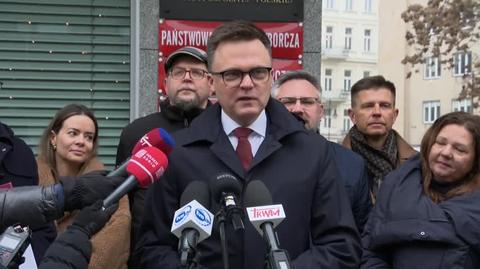 Szymon Hołownia przed siedzibą PKW