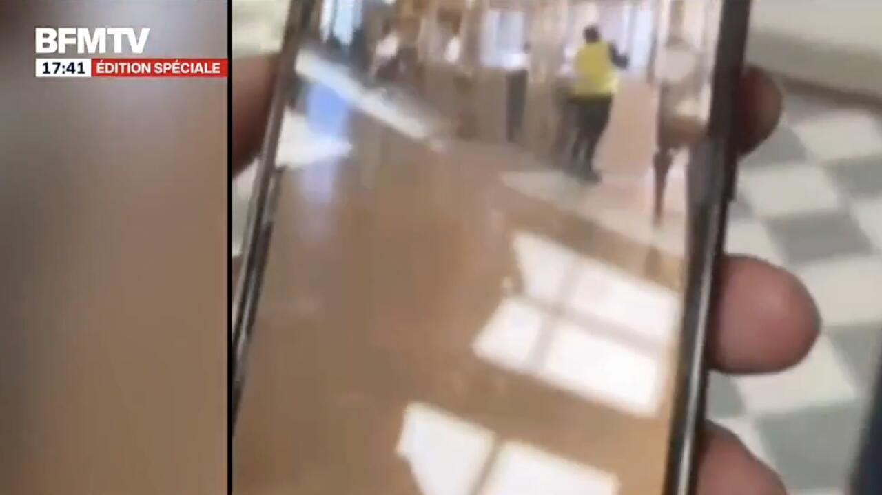 "Nagranie z włamania" do Luwru. Uwagę zwraca człowiek w żółtej kamizelce