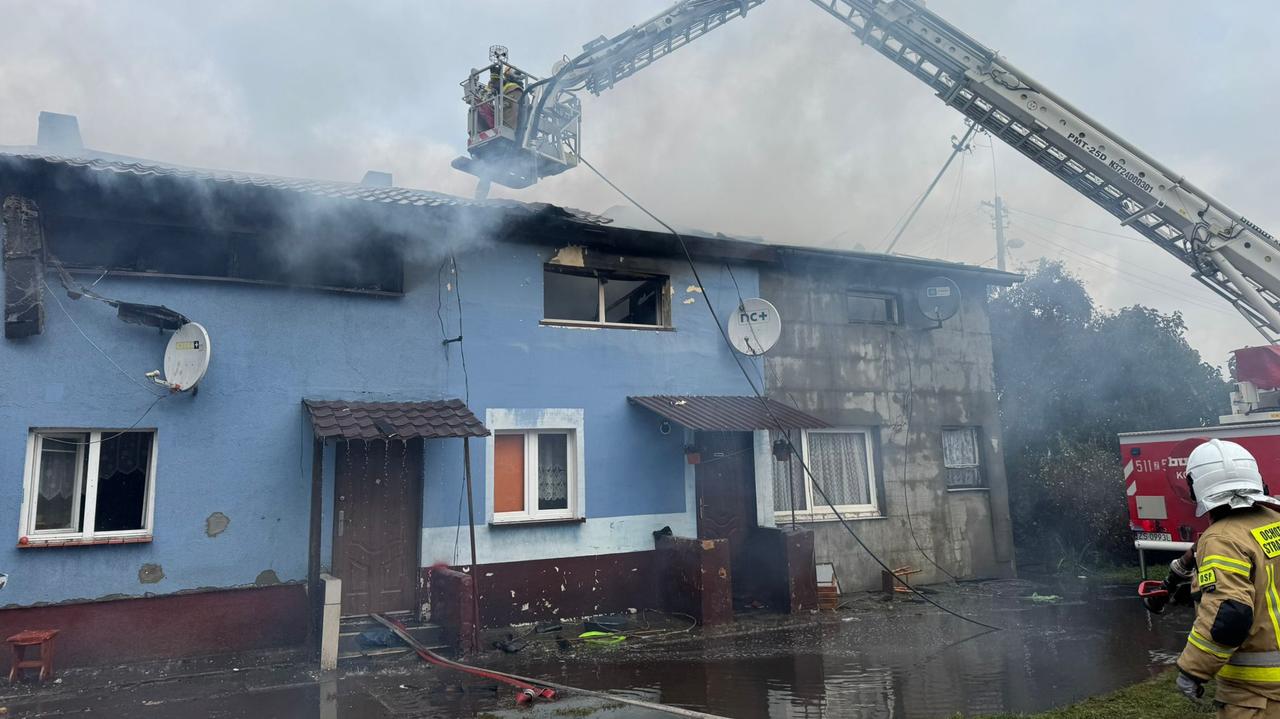 Pożar domu, w którym mieszkało kilkanaście osób. "Teraz nie mamy nic"