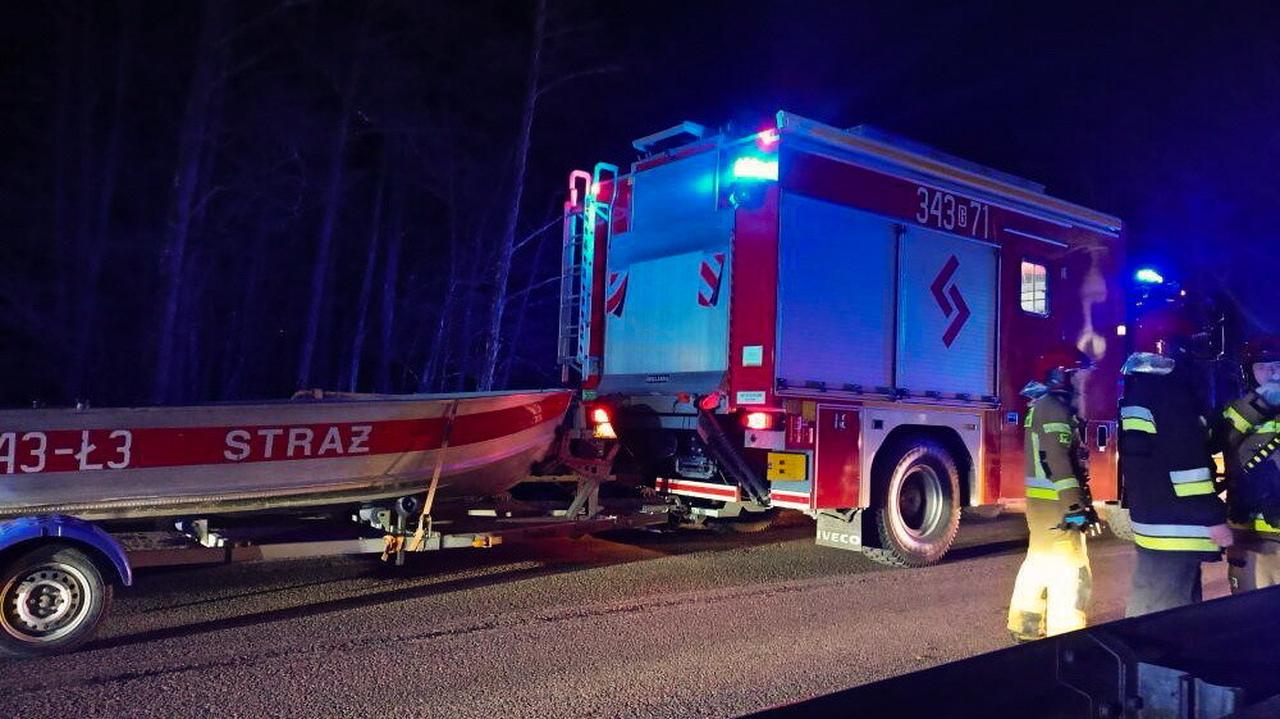Samochód z trzema osobami wpadł do rzeki. Nie żyje mężczyzna