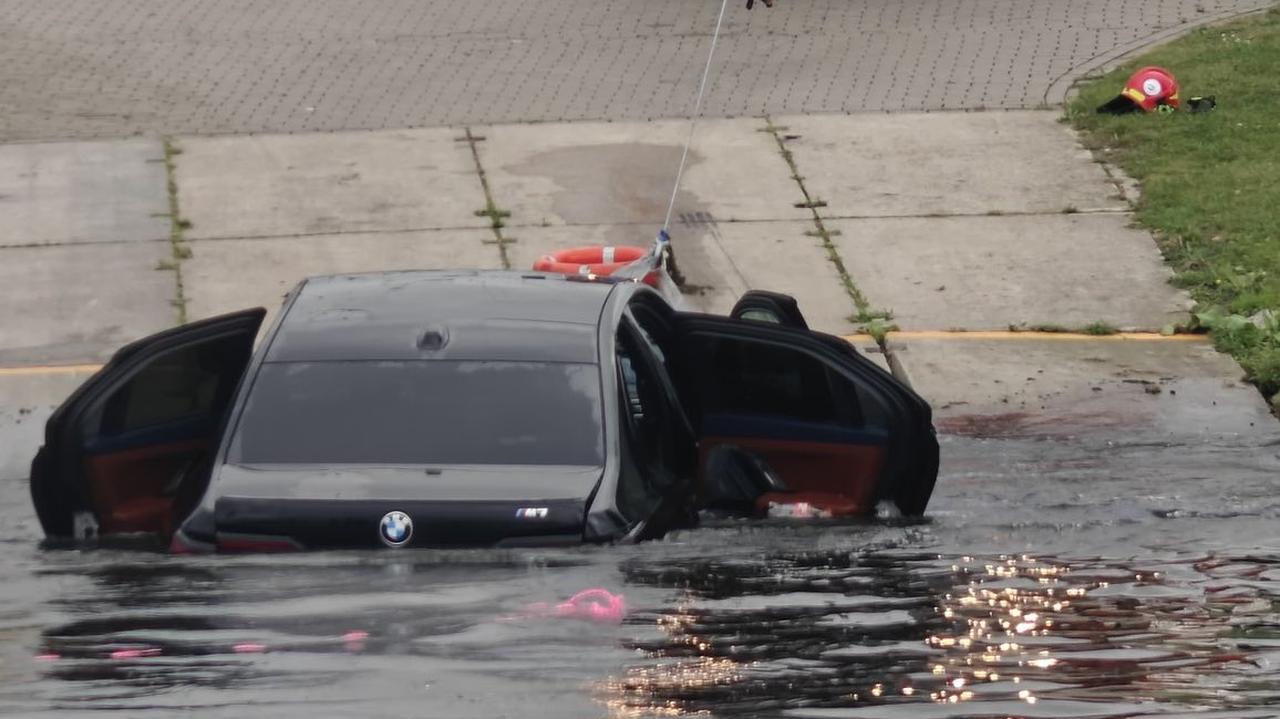 Samochód znalazł się trzy metry pod wodą