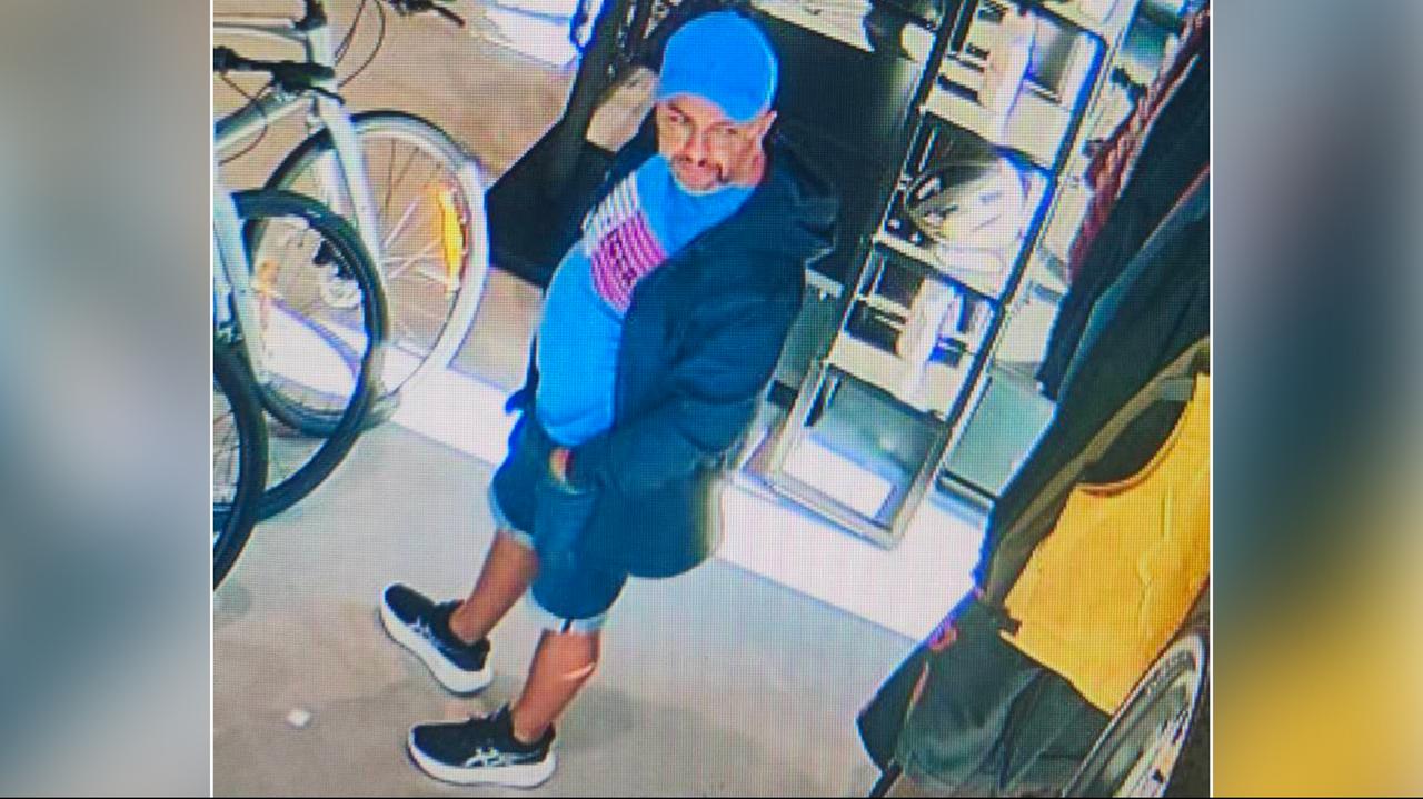 Skradziono rower wart 70 tysięcy złotych. Policja szuka mężczyzny ze zdjęcia