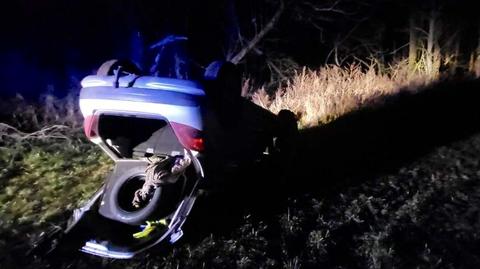 Spał w aucie. Gdy przyjechała policja, zaczął uciekać