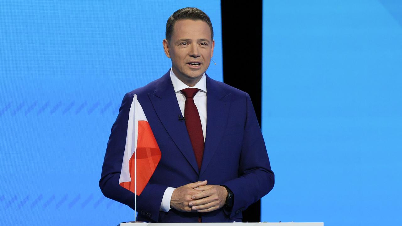 Trzaskowski przyniósł na debatę flagę, którą Nawrocki "porzucił" w Końskich