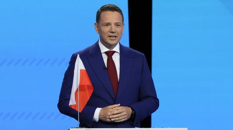 Trzaskowski z flagą, którą Nawrocki "porzucił"