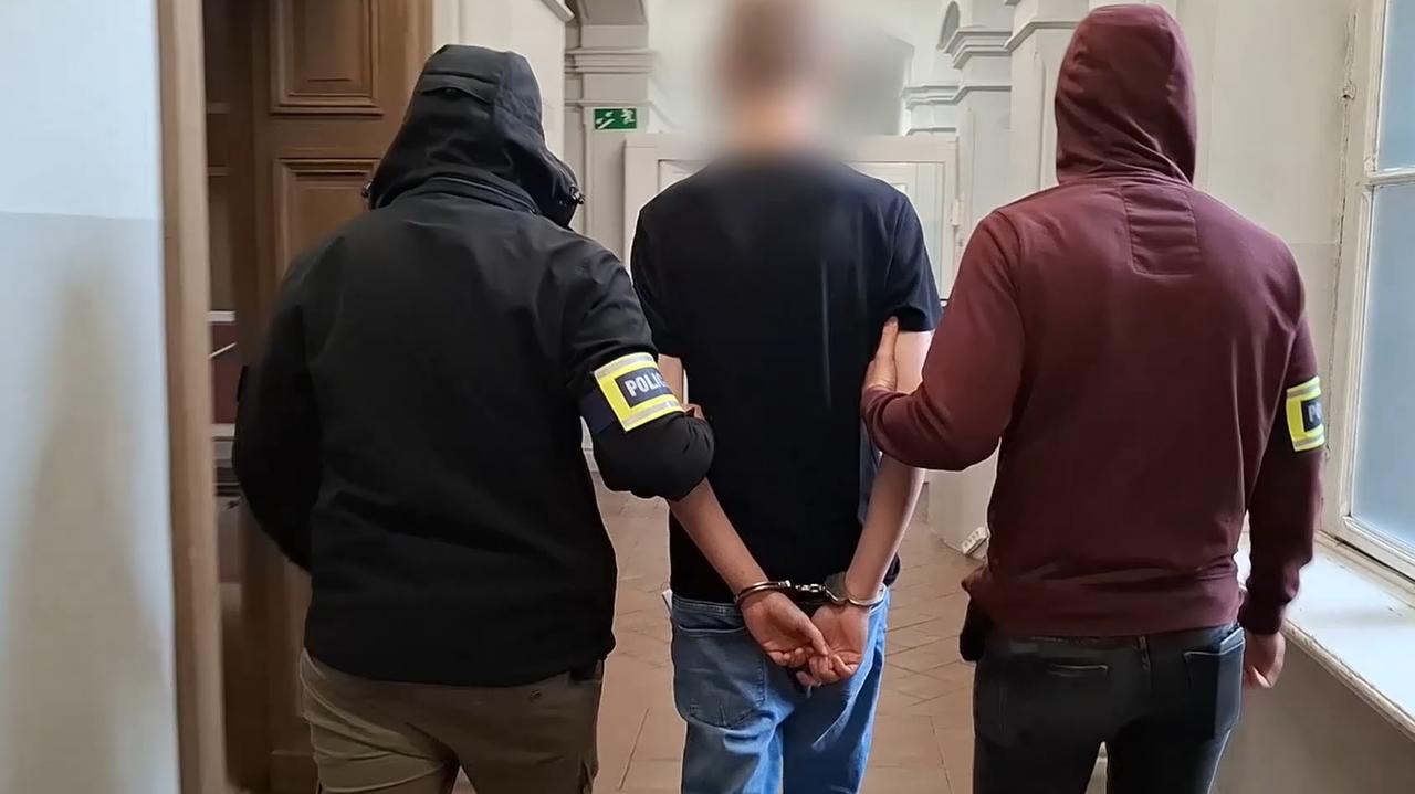 Bili, kopali i uderzali 70-latka pałką teleskopową. Zażądali od niego pieniędzy