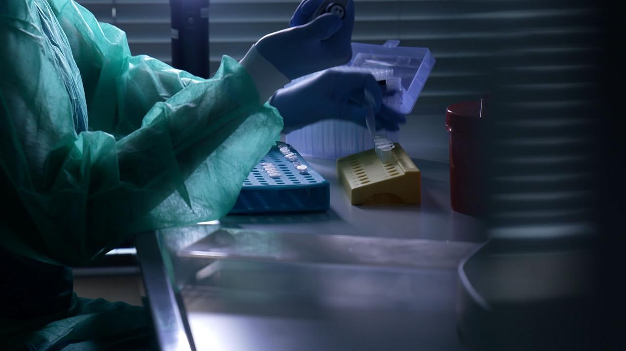 Sprzątanie po "reorganizacji". Policyjna baza DNA po zastoju rozrasta się