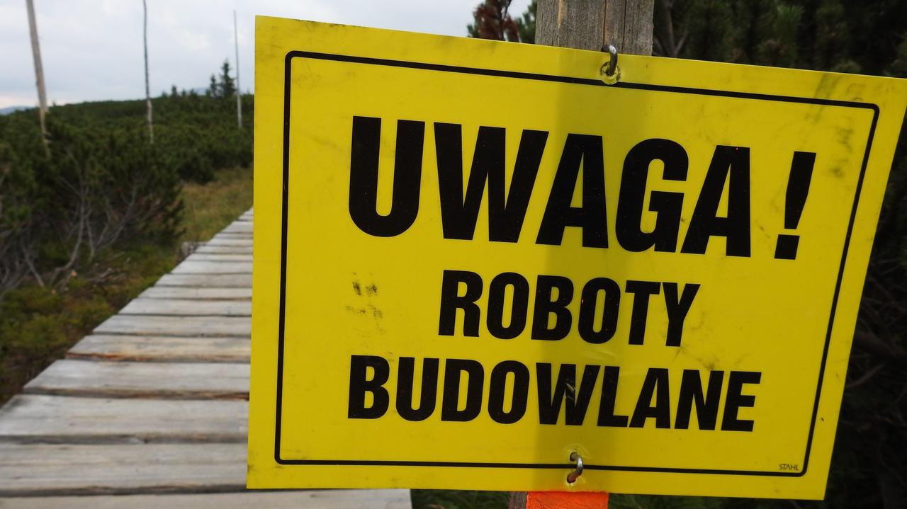 Ciężki sprzęt na karkonoskich szlakach. realizowane są prace remontowe