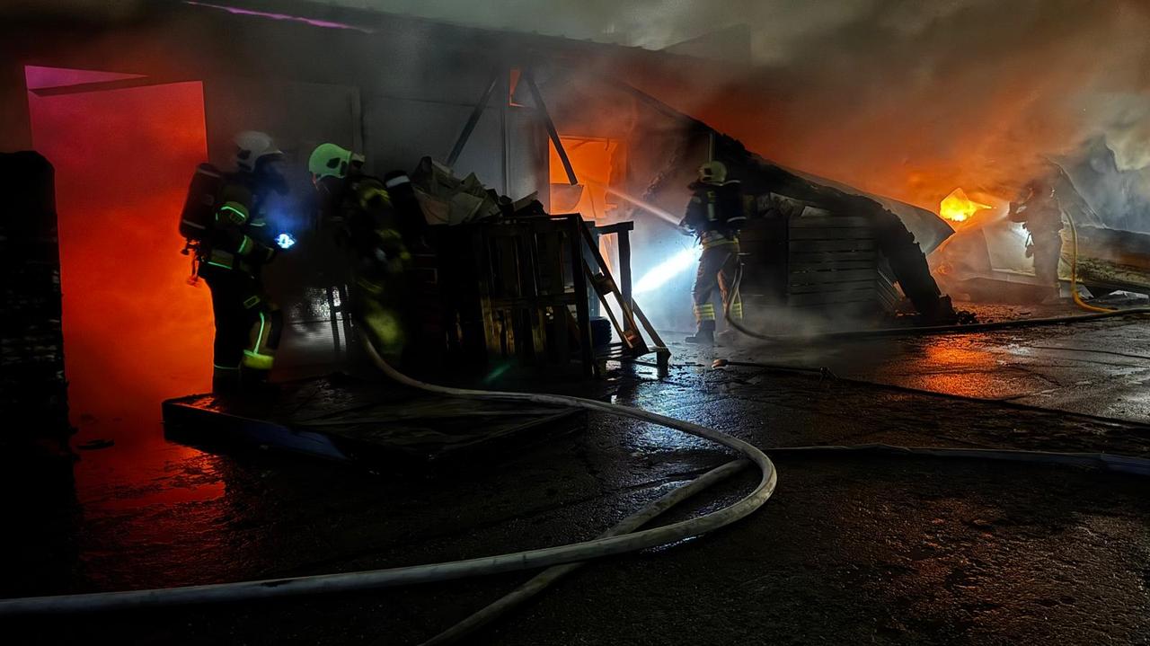 Pożar w firmie poligraficznej. Apel do mieszkańców