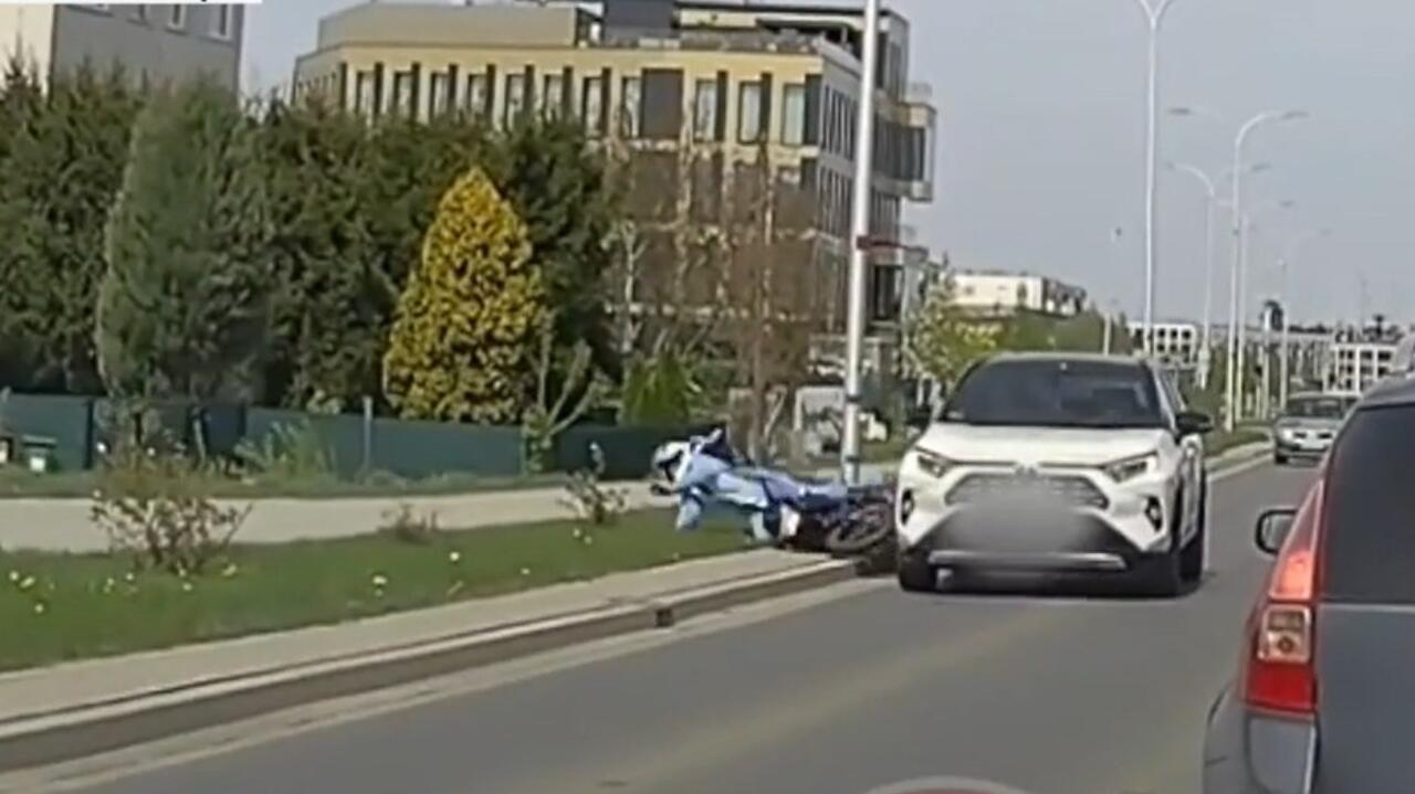 Zepchnął motocyklistkę z drogi. Nagranie