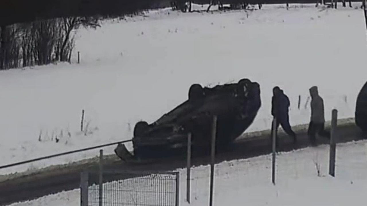 Był pijany. Auto odholował, ciągnąc je na dachu. Nagranie