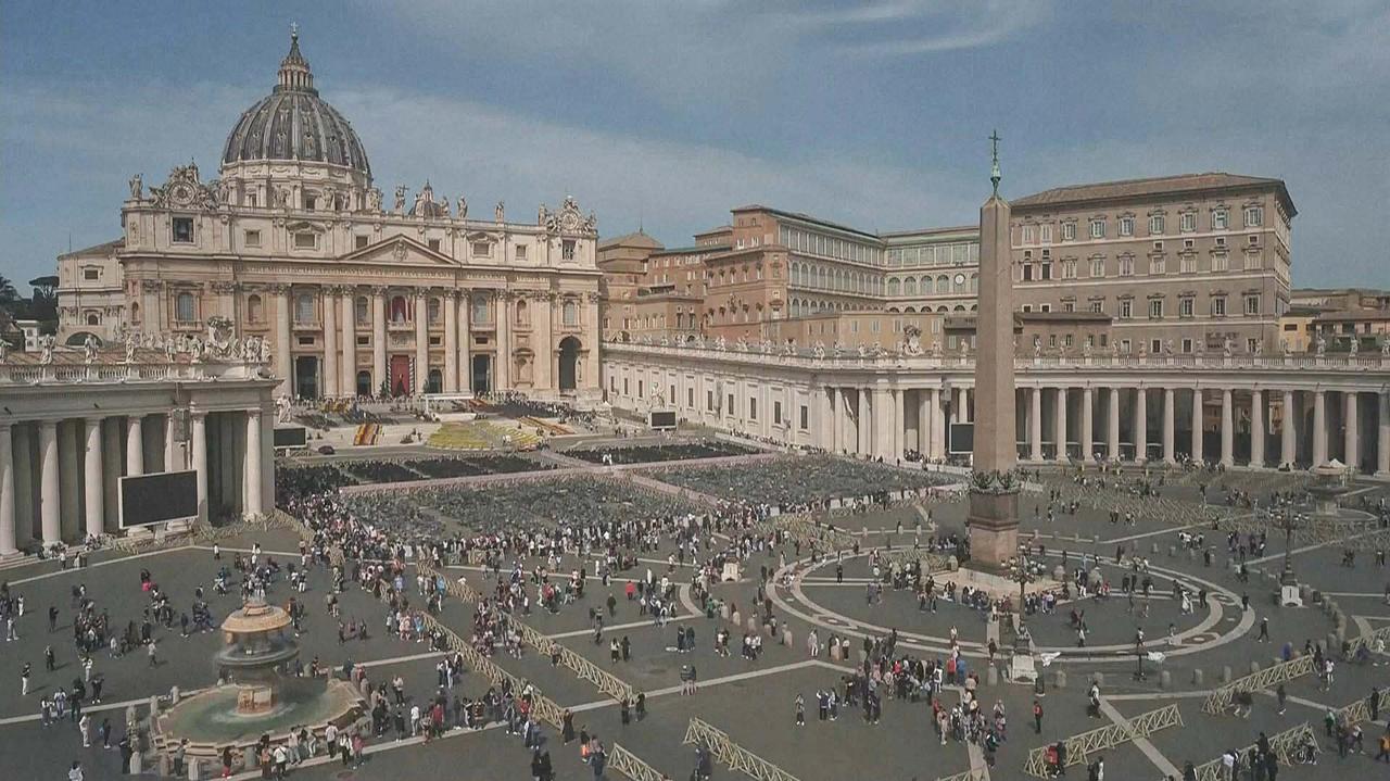 Na placu Świętego Piotra gromadzą się wierni