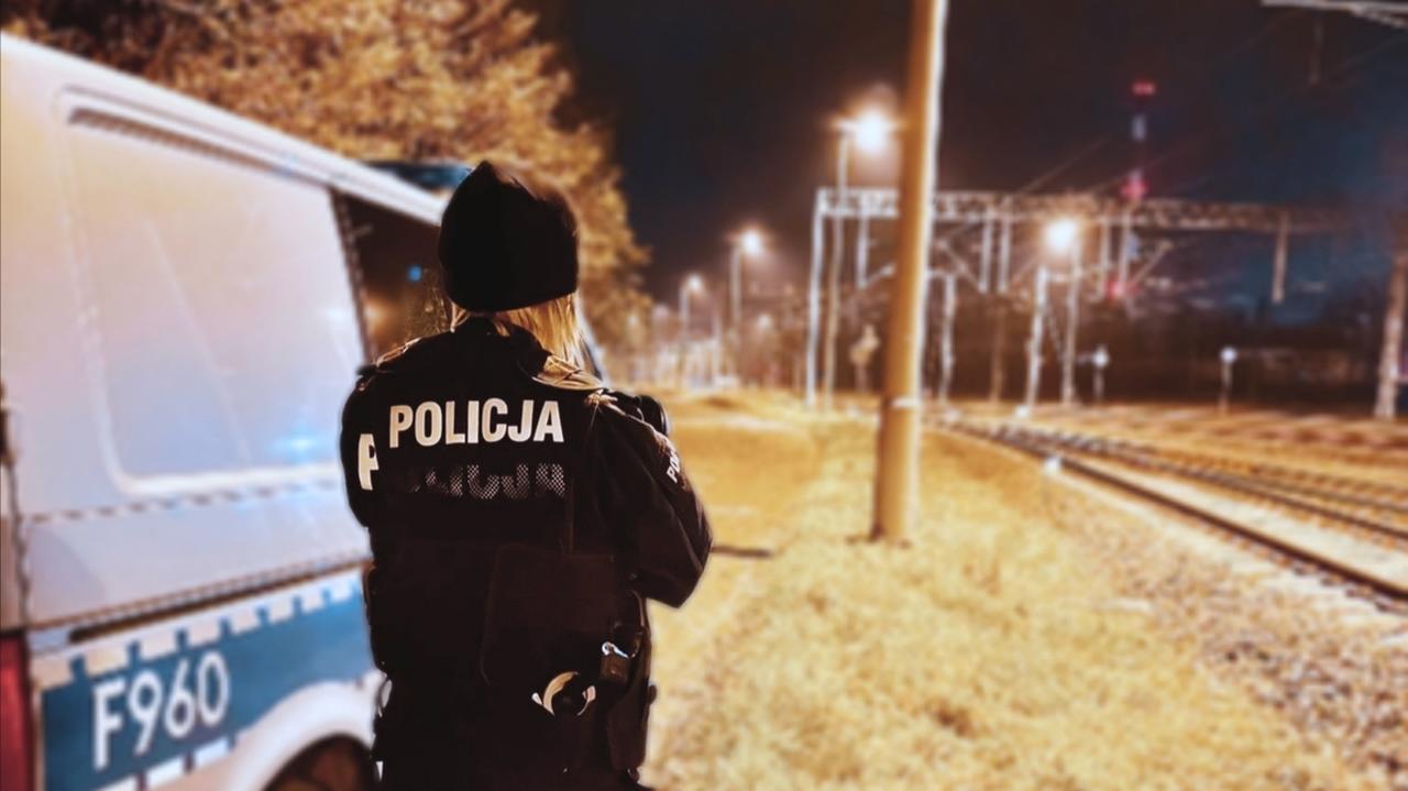 Patrolowali okolice torów, uratowali 16-latka. Wpadł do opuszczonej piwnicy