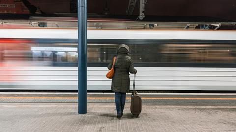 Premier Morawiecki zapowiada obniżki cen biletów kolejowych
