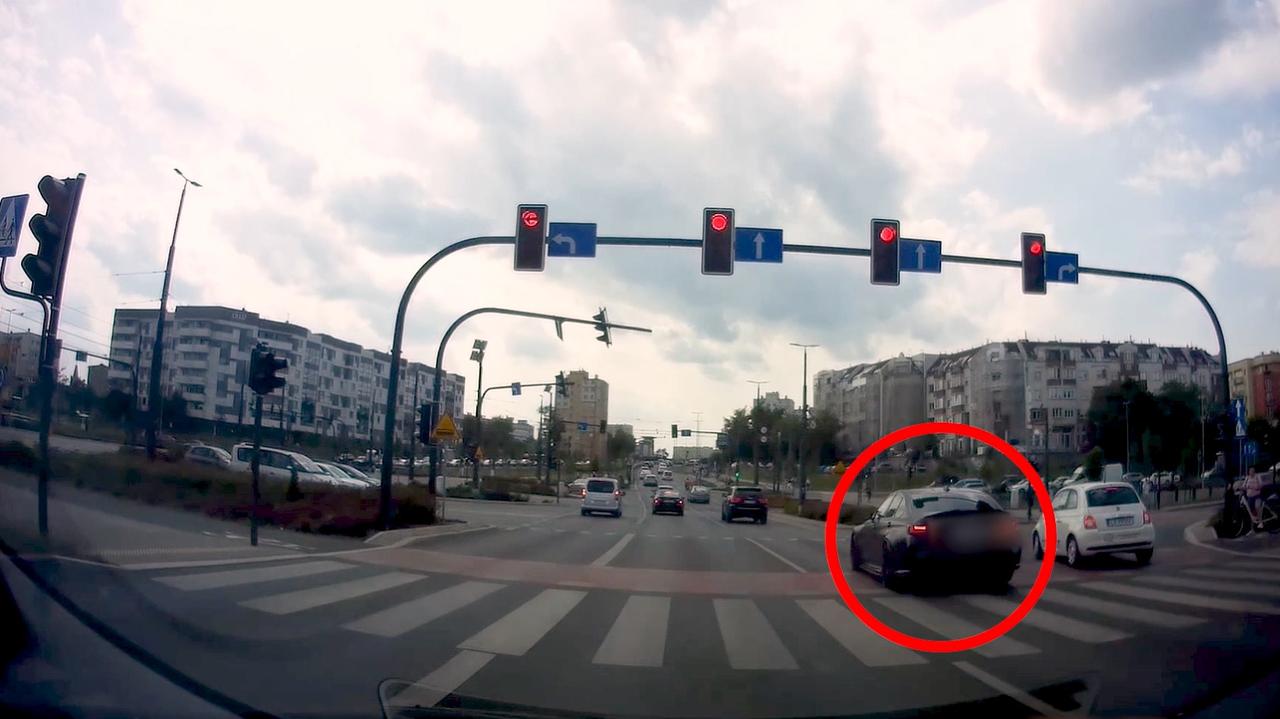 Było czerwone, on jechał dalej. Ale to nie wszystkie przewinienia. Nagranie