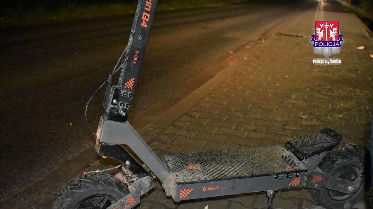 Nastolatkowie jechali jedną hulajnogą. Jeden jest w stanie ciężkim