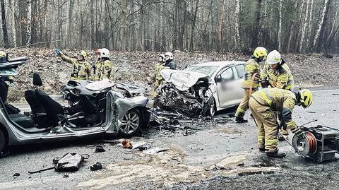 Poważny wypadek na DK 74. Zderzyły się czołowo dwa samochody. Są ranni