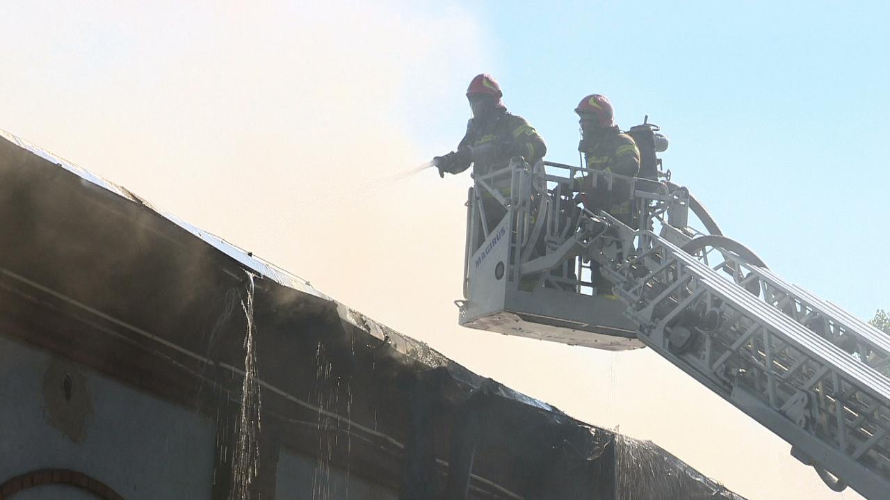 Sorso.  Incendio en un almacén cerca del baúl histórico.  En el operativo participaron 44 efectivos de rescate.  Uno murió