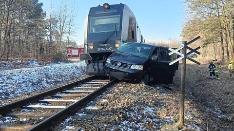 Wał. Bus zderzył się z szynobusem. Kierowca nie zatrzymał się przed znakiem Stop