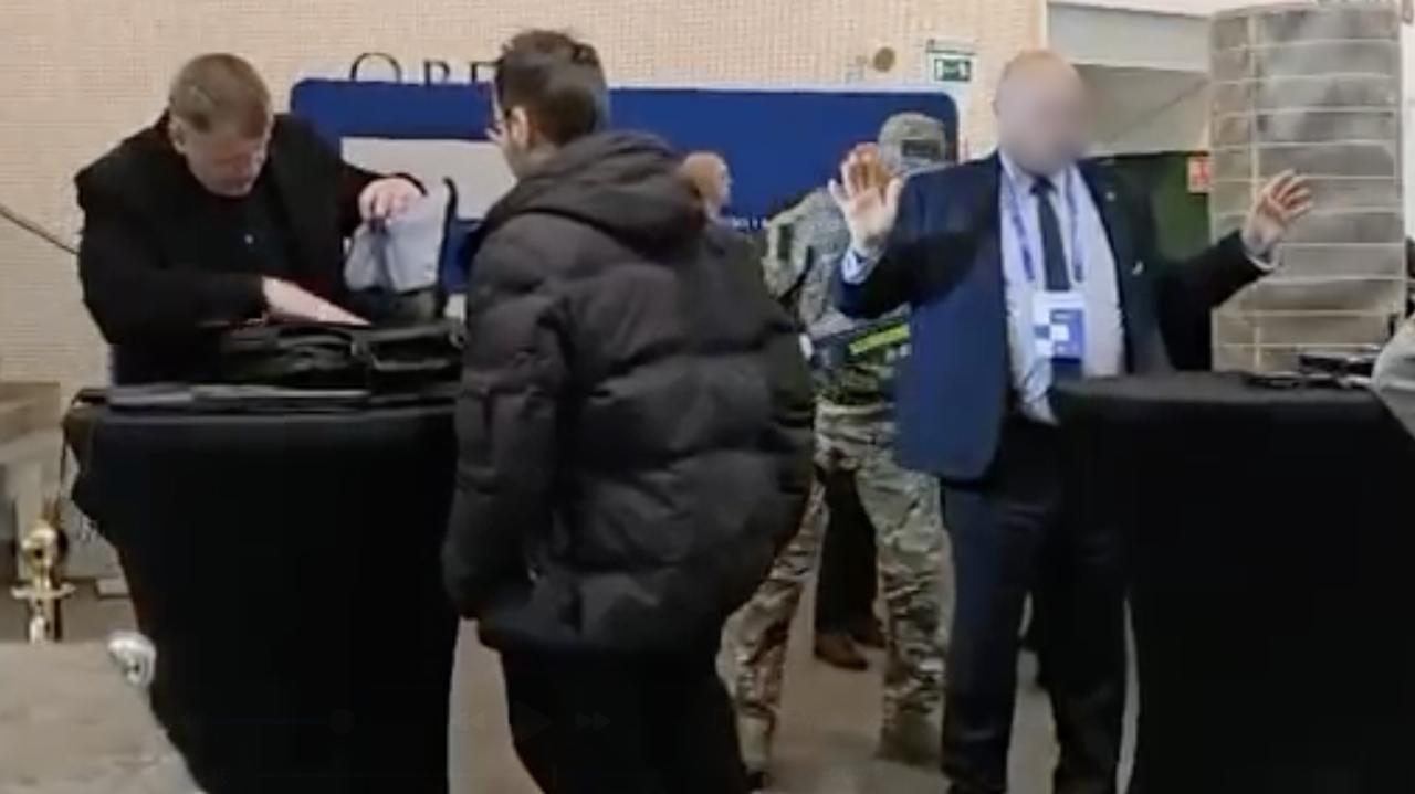 Ему предъявлены обвинения в коррупции и он был допрошен в рамках расследования дела о шпионаже. Он появился на встрече с премьер-министром