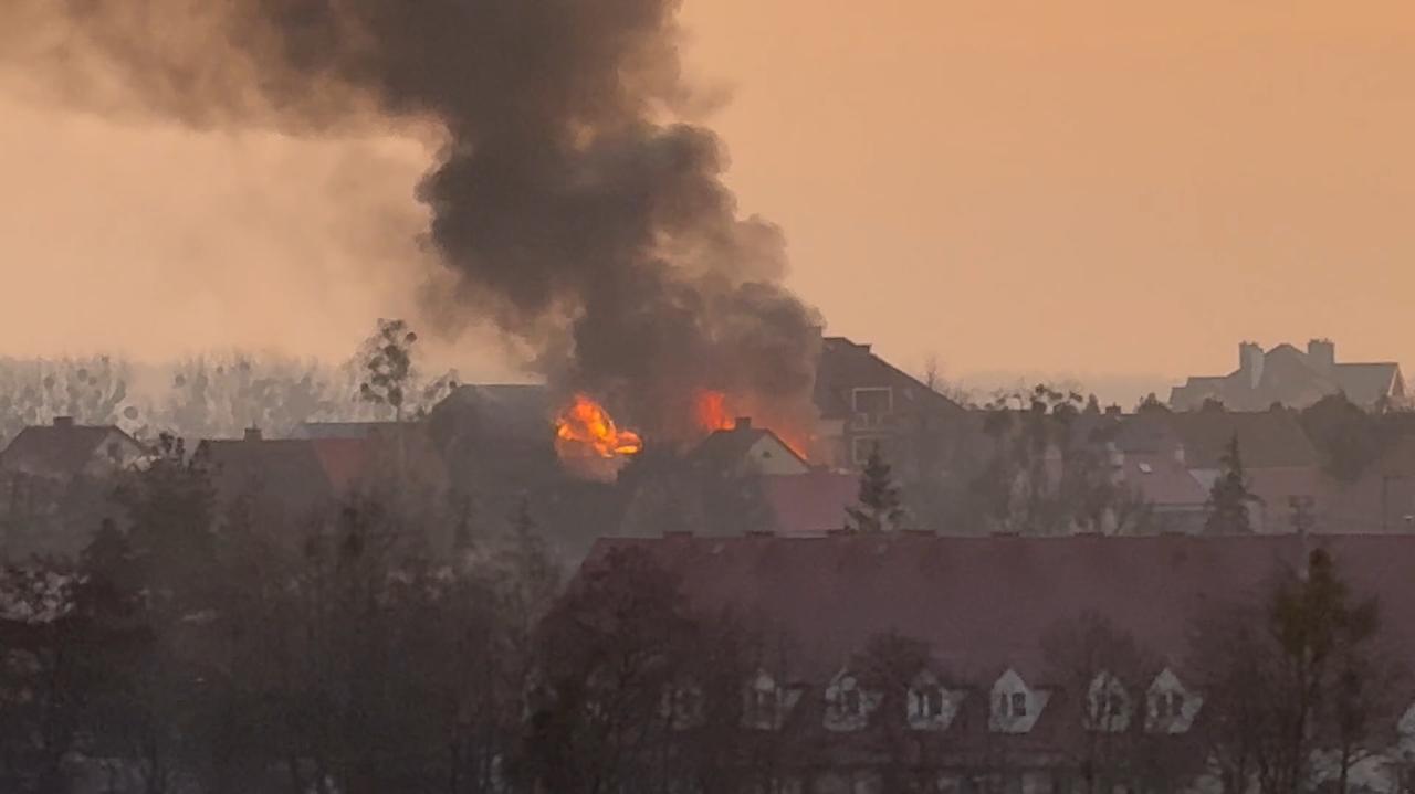 Pożar drewnianego budynku, jedna osoba poszkodowana