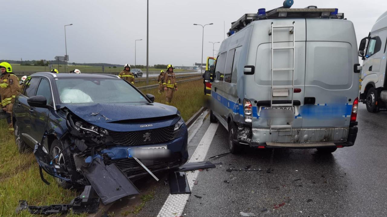 Policjanci przyjechali do kolizji na A1, wzięli udział w kolejnej