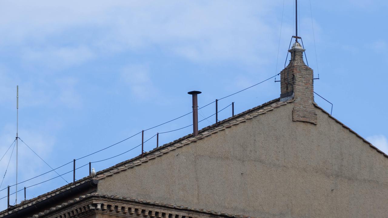 Trwa konklawe. Widok na żywo - jaki kolor dymu zobaczymy?