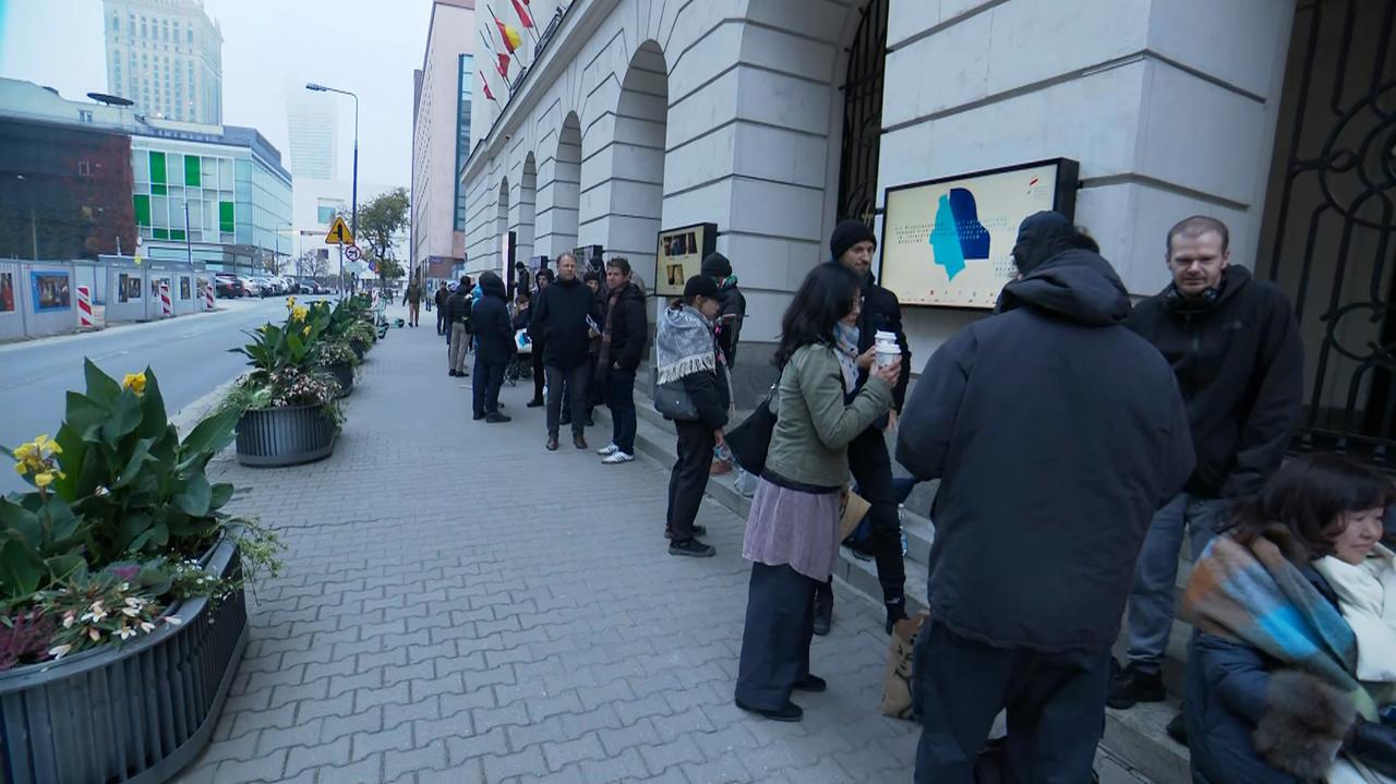 Przychodzą już o 2.30, pracują zdalnie z krawężników. Liczą na wejściówki na Konkurs Chopinowski