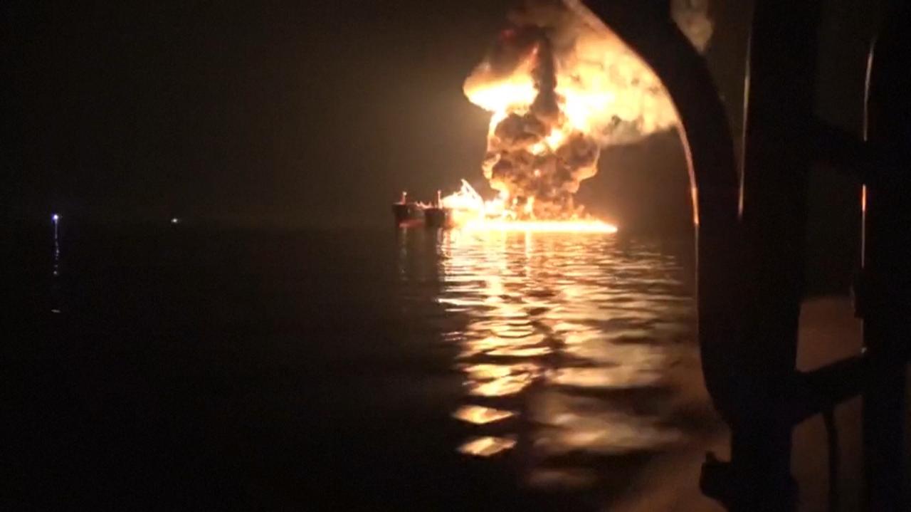 Atak irańskich łodzi. Dwa tankowce stanęły w płomieniach