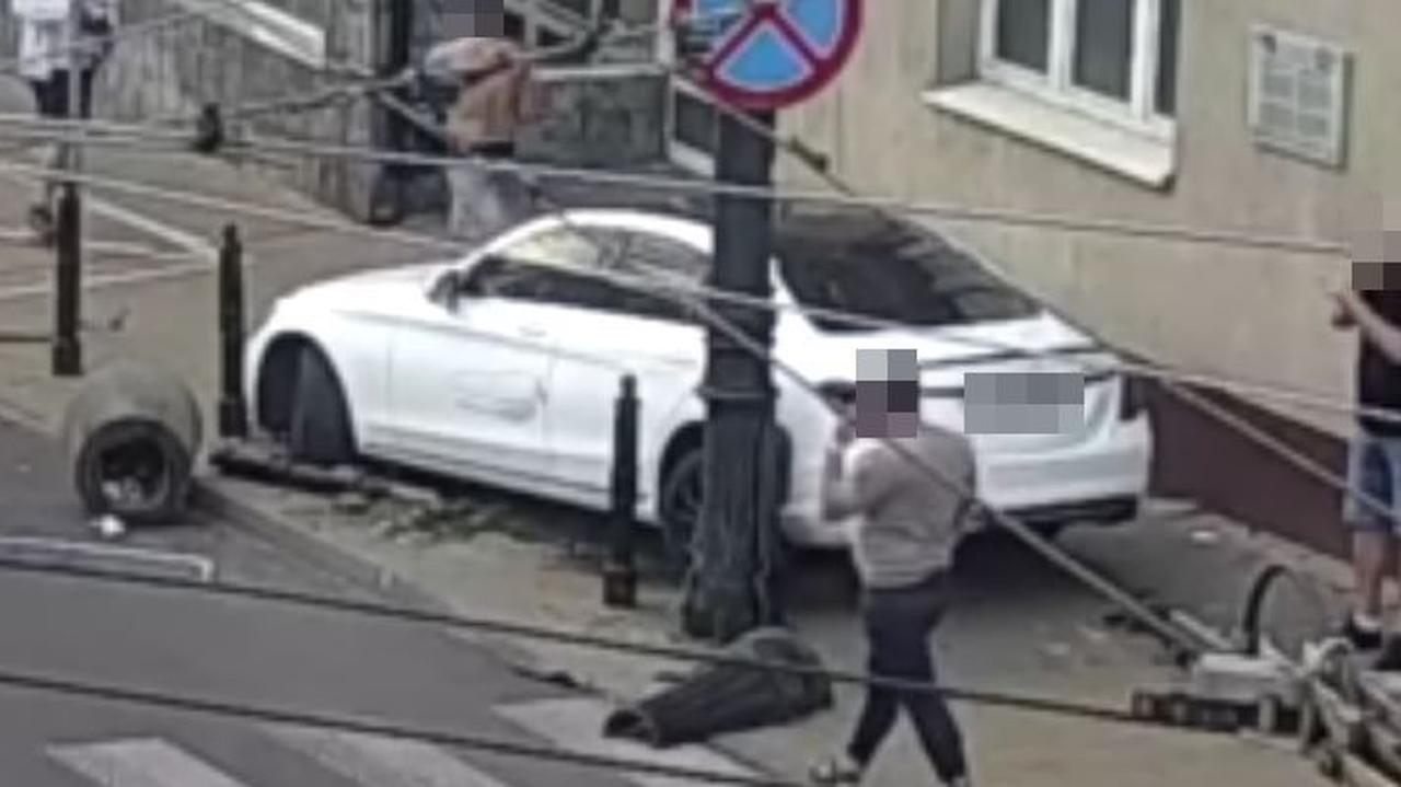Wjechał pod prąd, ściął sygnalizator i uderzył w latarnię. Nagranie