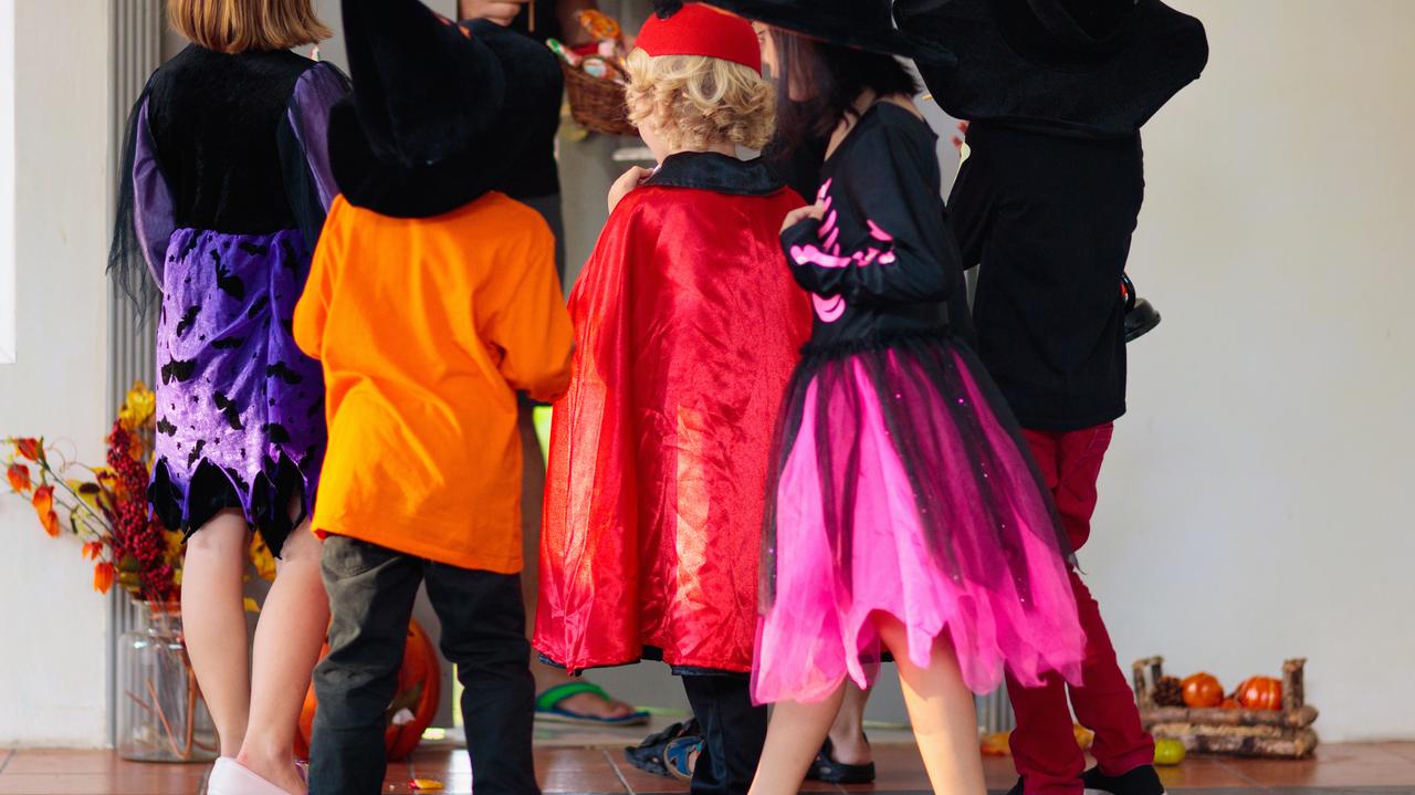 Zbierały słodycze na Halloween. Mężczyzna "miał chwycić jedną za kaptur"