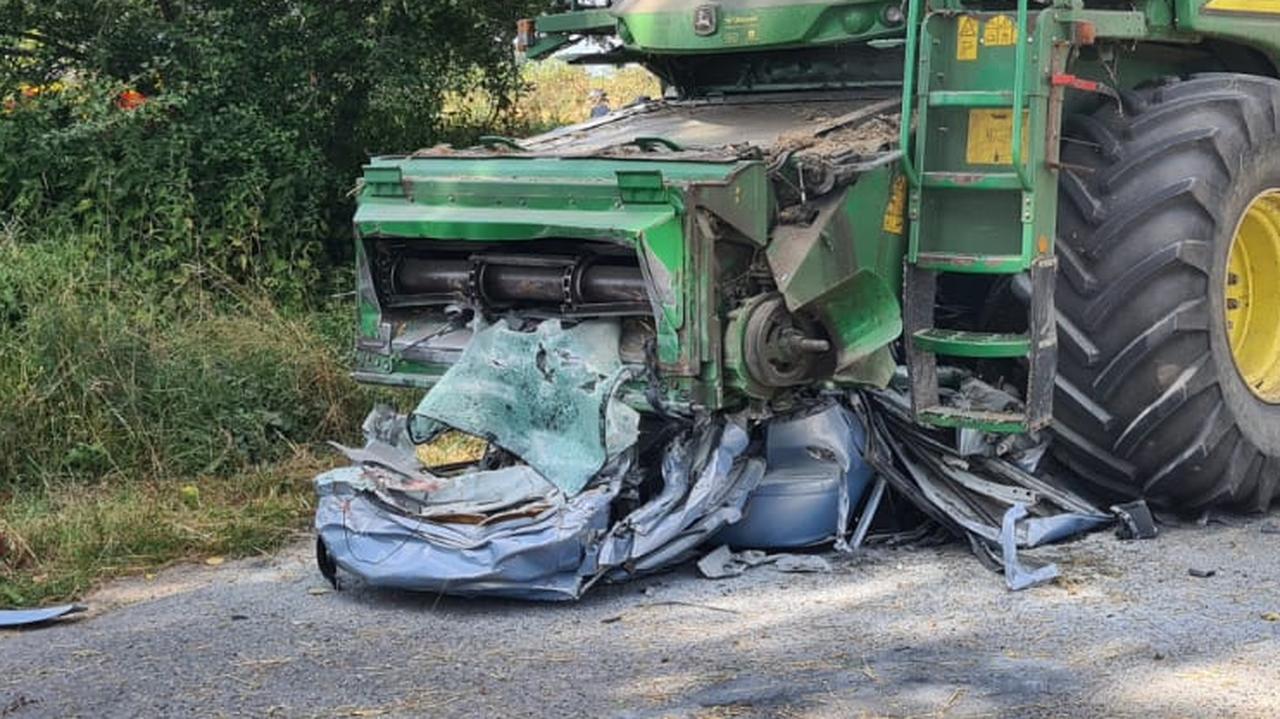 Po czołowym zderzeniu samochód znalazł się pod kombajnem. Nie żyje 18-letni kierowca