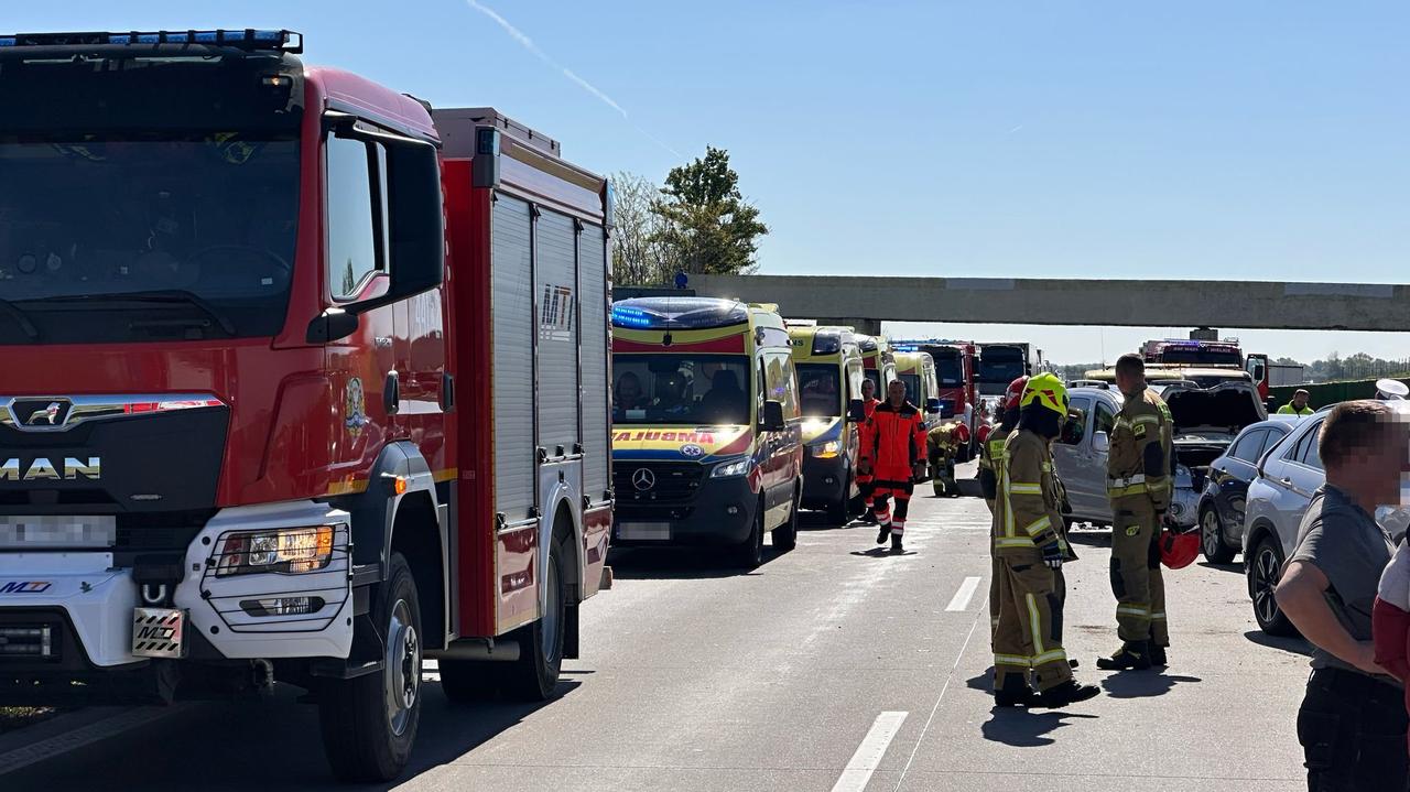 Siedem aut zderzyło się na autostradzie. Dwie osoby ranne