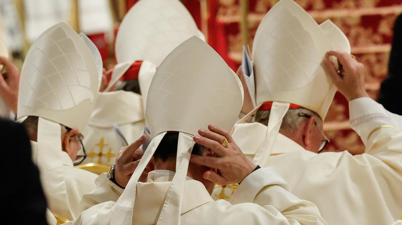 Przemowy, przysięga i list od ofiary. Na miejscu są już wszyscy członkowie konklawe