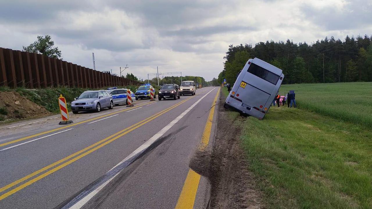 Autokar z dziećmi zjechał do rowu